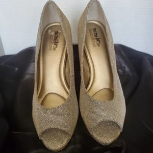 3/$30 BUNDLE SALE Coach & Four Metallic Peep Toe Heels Size 8.5